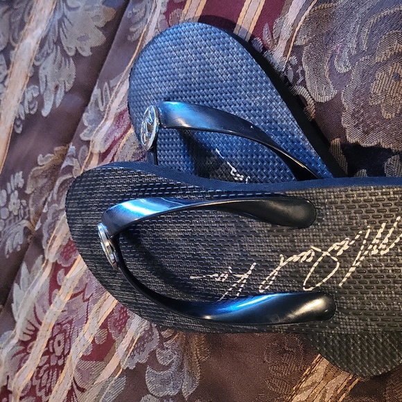 Michael kors flip flops wore for five seconds new no box but dust bag for shoes - Picture 4 of 5